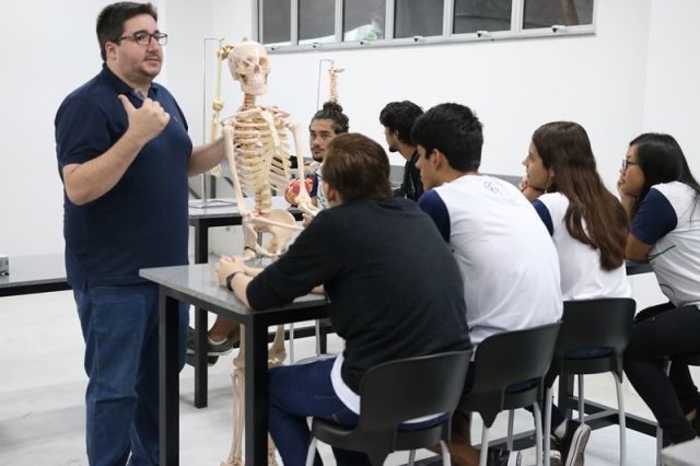 AULA DE BIOLOGIA NO NOVO LABORATÓRIO